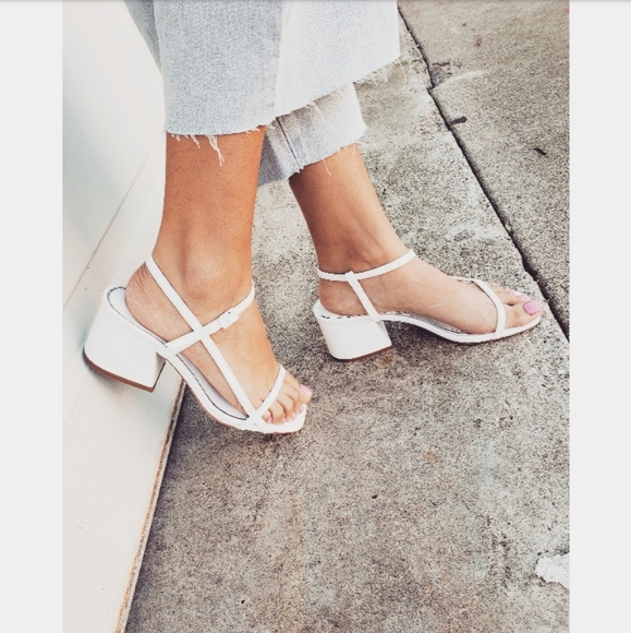 🚨//Mis Amores Collection//White Sandal - Picture 6 of 7